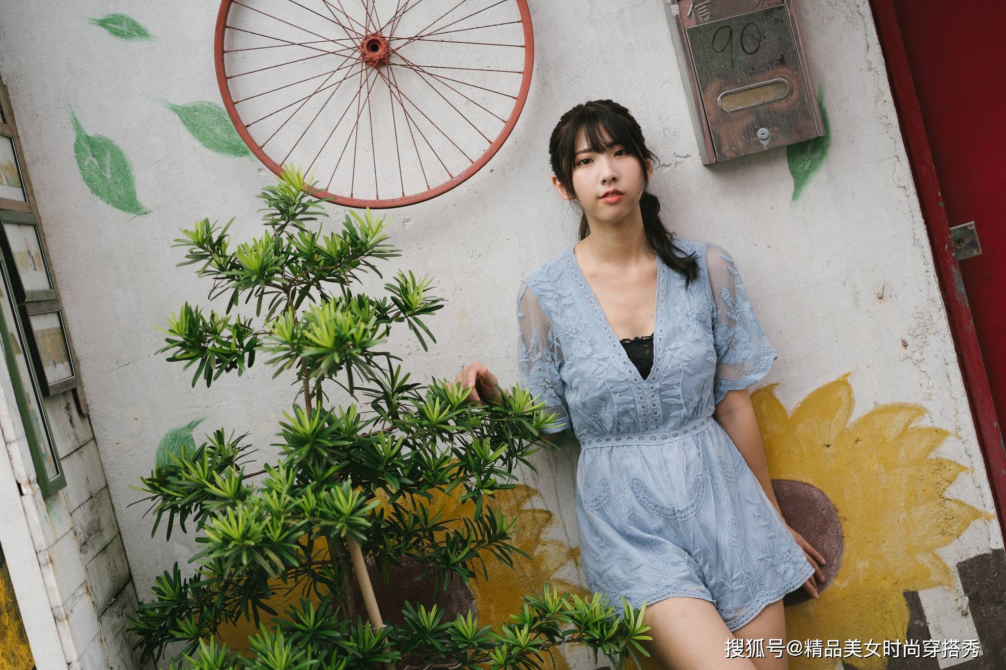 松紧|蓝灰色的蕾丝连体裤，露出精致的锁骨美，让你变得温柔起来