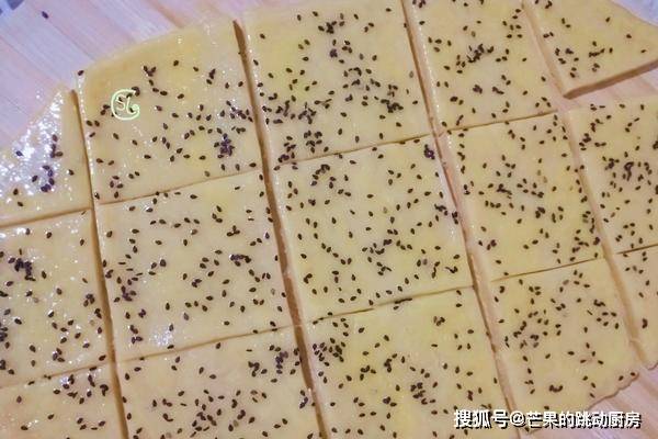 做法|国庆在家,自制酥脆饼干,两个鸡蛋,半碗面粉,香甜酥脆,解馋