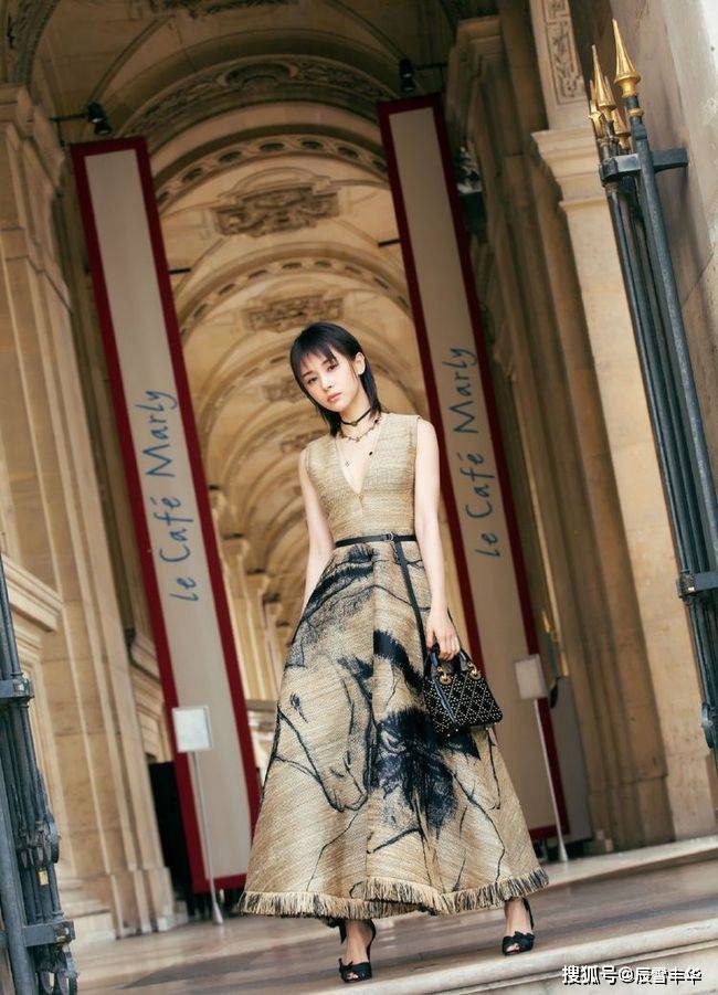 好身材|王子文真懂时尚,“复古”裙穿出个人魅力,高腰设计秀出好身材
