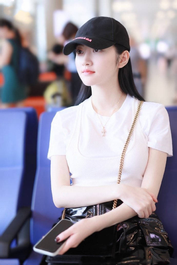 景甜|景甜：皮裙的造型好酷，T恤与背心的叠穿方式显时髦，穿出20+感觉