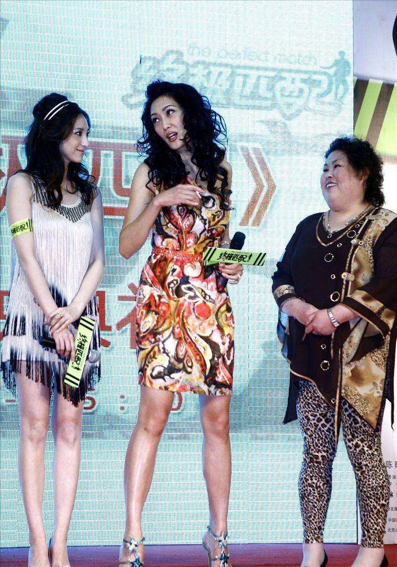 整体|孟广美的身材挺占便宜的，穿紧身的裙子，有一种独特的魅力