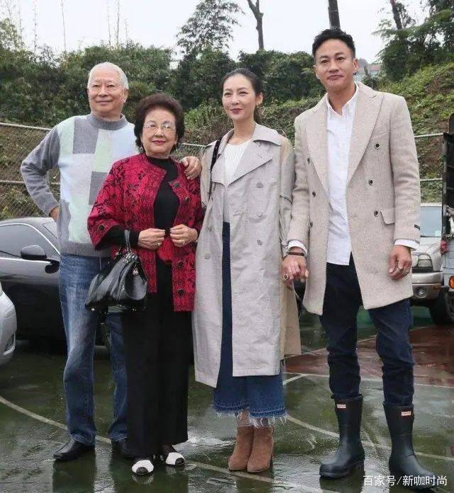 米色|何润东也“变大叔”?穿绅士西服却搭配雨靴,发际线太显龄