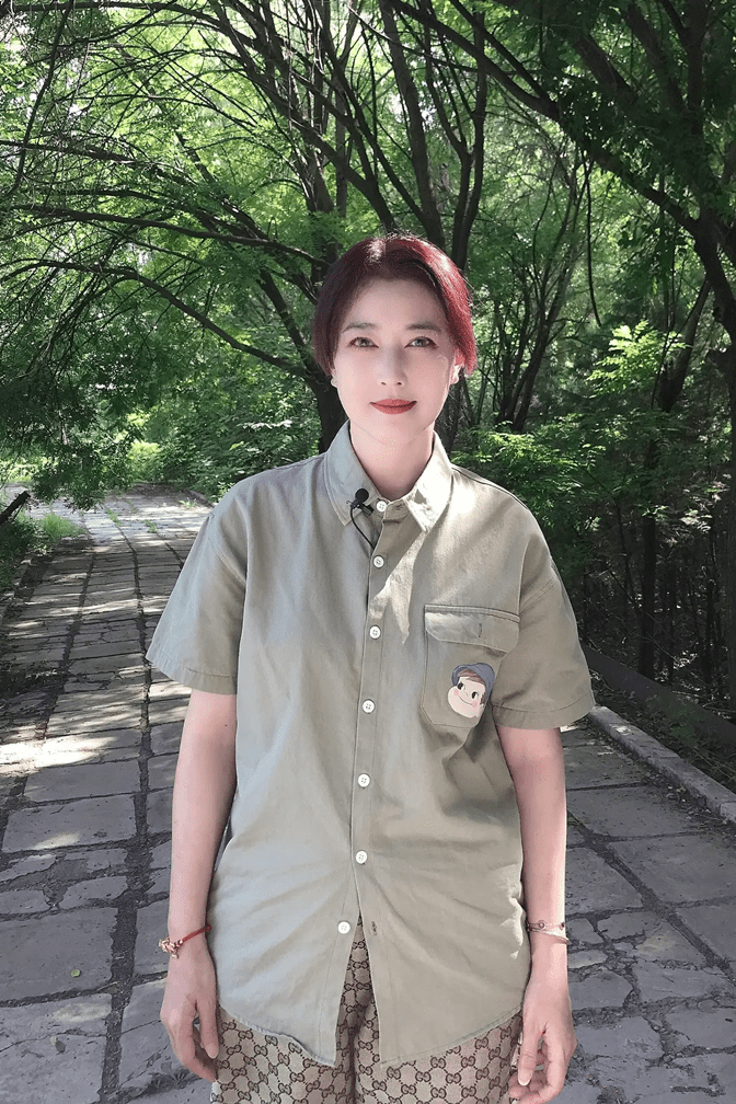 漂亮|周海媚是会装嫩，可气质的确优雅，就算老了纯天然的脸也漂亮！