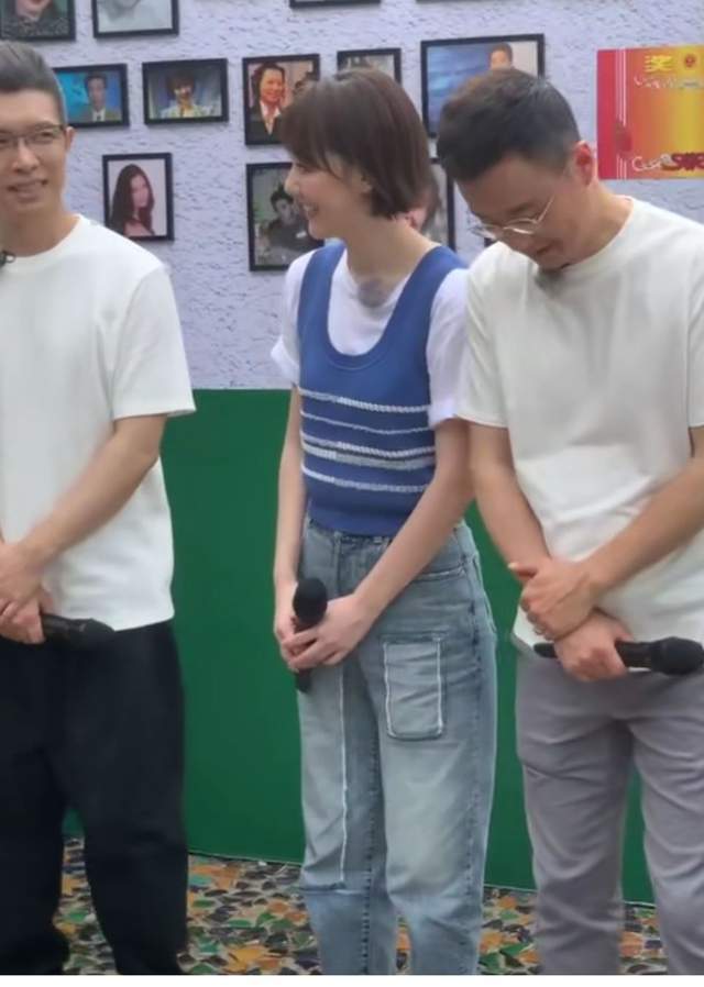 二郎腿|央视名嘴齐聚，倪萍C位翘二郎腿似大姐，蔡明受伤被撒贝宁搀着走