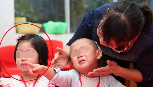 家长|孩子突然抗拒去幼儿园，家长要提高警惕，及时沟通及时处理