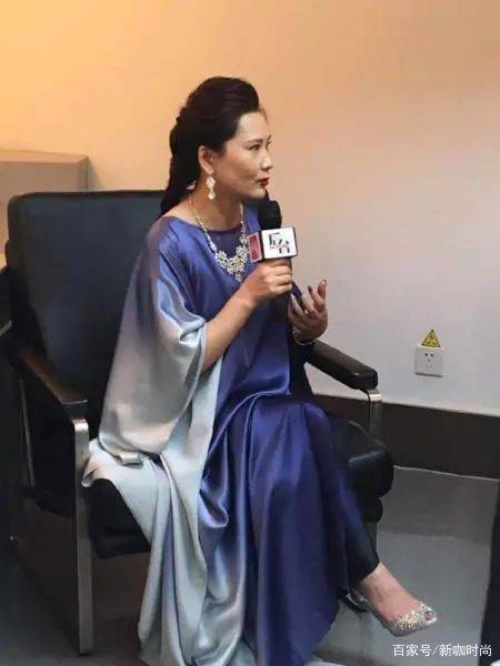 何赛飞|选择优雅老去的何赛飞，素净穿搭展现真实状态，容颜逝去气韵犹存
