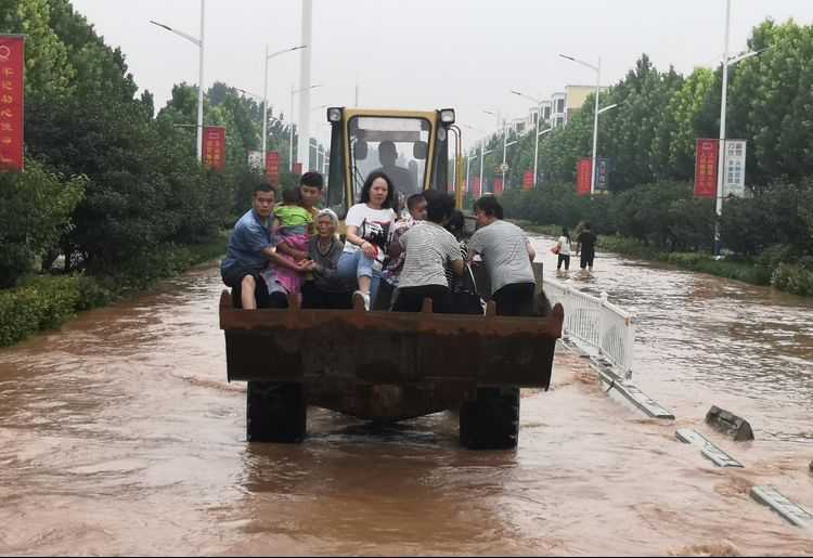 战洪图鹤壁市人大代表洪水中逆流而上