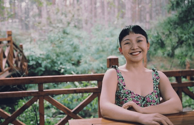 颜色|谁说胖女孩不能穿吊带，辣目洋子穿得时髦又洒脱，130斤依旧自信