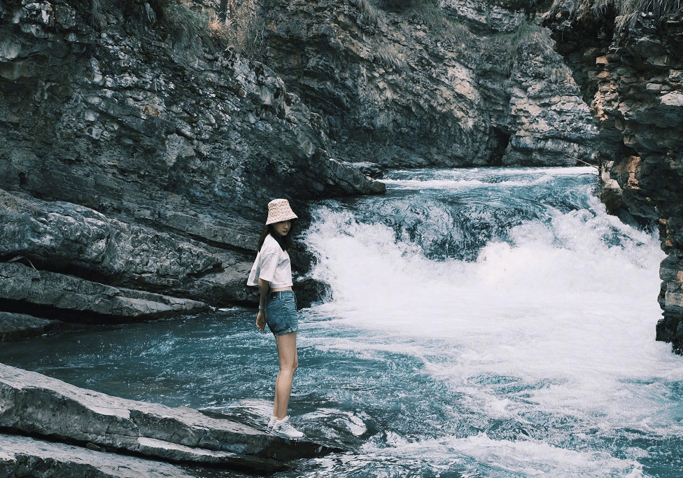 陈赫|陈赫前妻不愧是模特,短上衣配牛仔裤就穿成风景,远看还似小姑娘