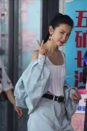 设计|47岁李冰冰真敢穿，直接套件“卫生巾”背心，同框赵丽颖耍时髦
