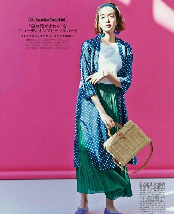 下装|建议中年女性,尽量少穿紧身裤!多穿这3种“下装”,优雅又时髦