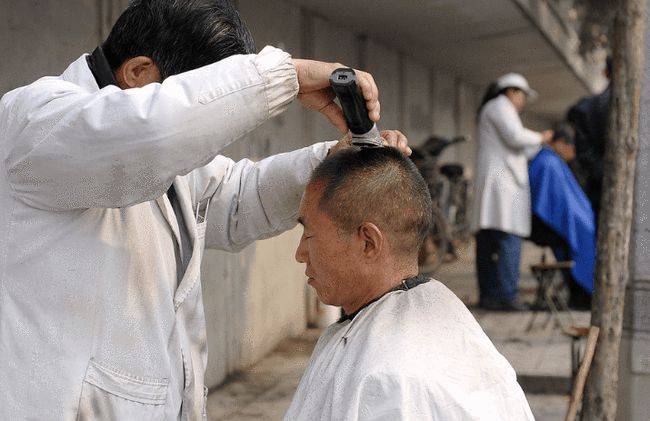 街边众多理发店,顾客却更爱"十元快剪,发型不重要吗?