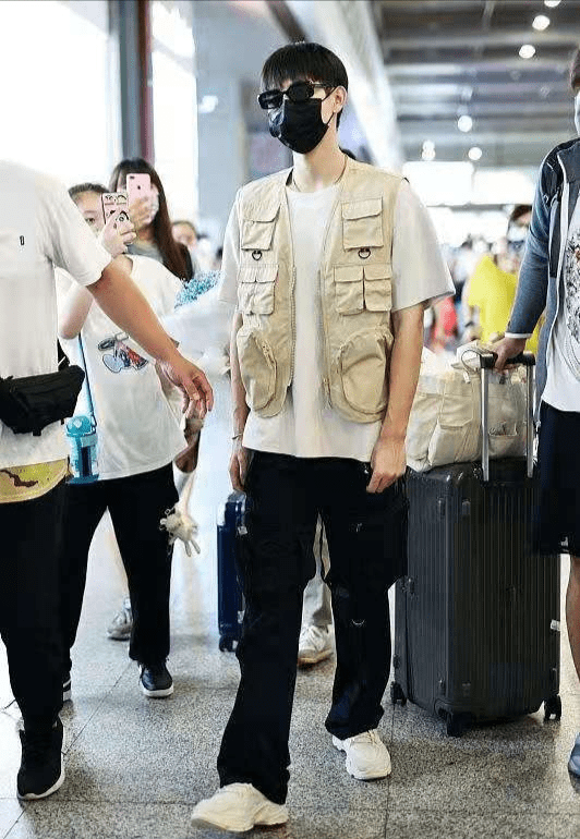 马甲|陈飞宇改中国籍后首次露面，打扮清爽被簇拥装高冷，仨助理排场大