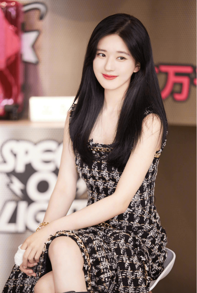 显得|赵露思生图与精修图没差啥，虽然穿长裙显得腿有点粗，好在挺耐看