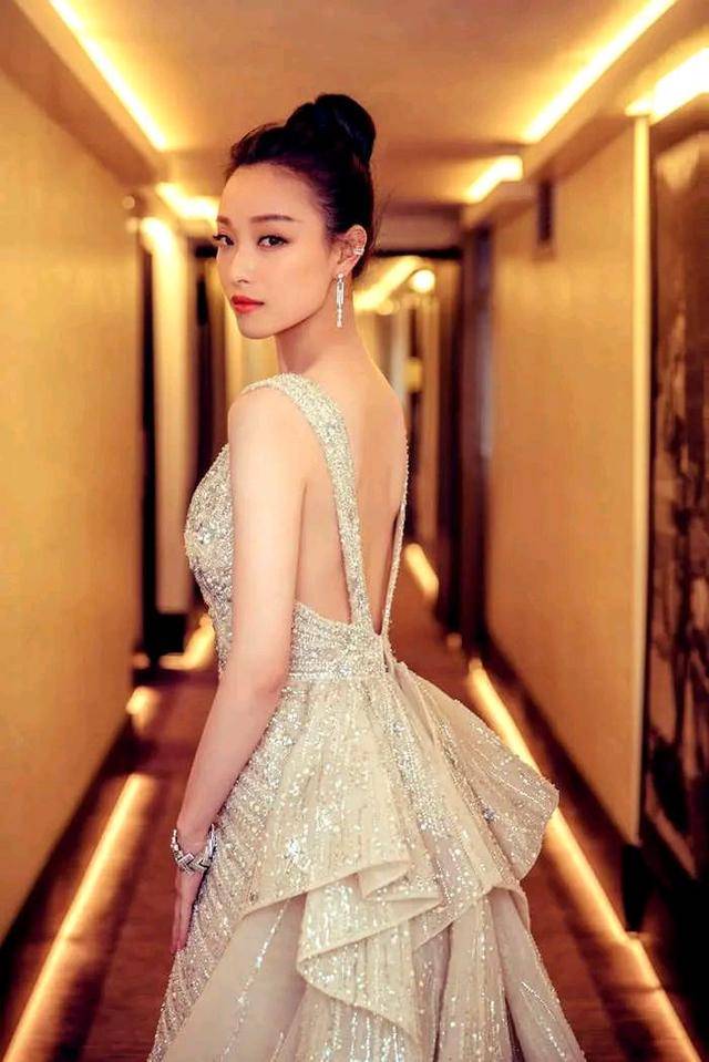 身材|穿好时尚露背礼服,是很考验身材的哦!