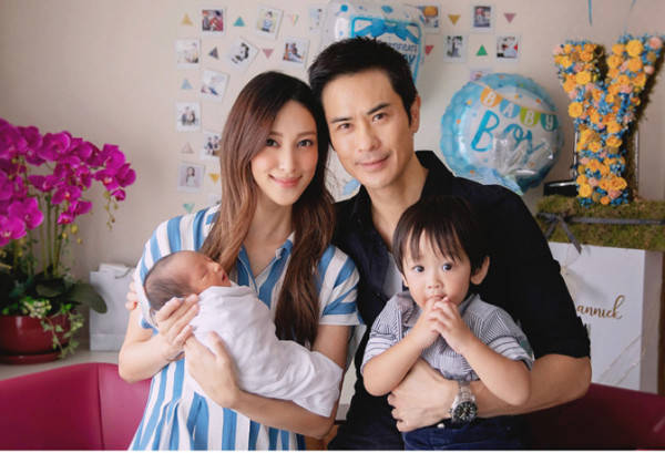 次子|郑嘉颖夫妇为次子庆生，小22岁娇妻穿吊带撞脸娜扎，盘腿坐真牛