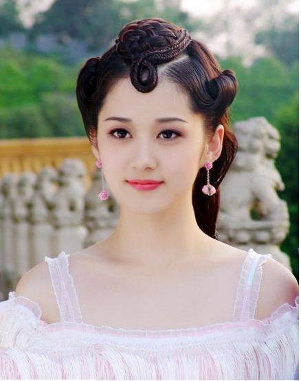 鸿星尔克历届代言人:从只选顶流到主动迎合年轻人_张娜拉