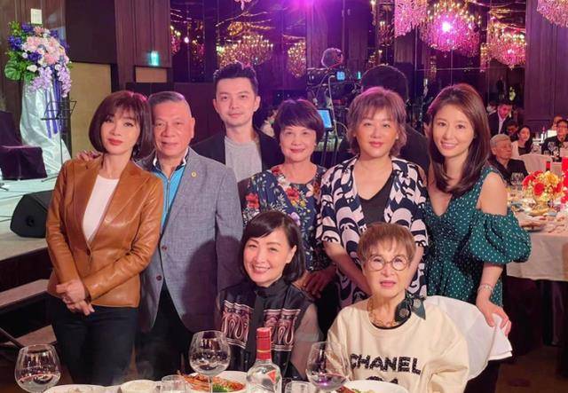 大寿|林心如妈妈70大寿真有排场！穿深V裙变名媛，霍建华献唱表孝心