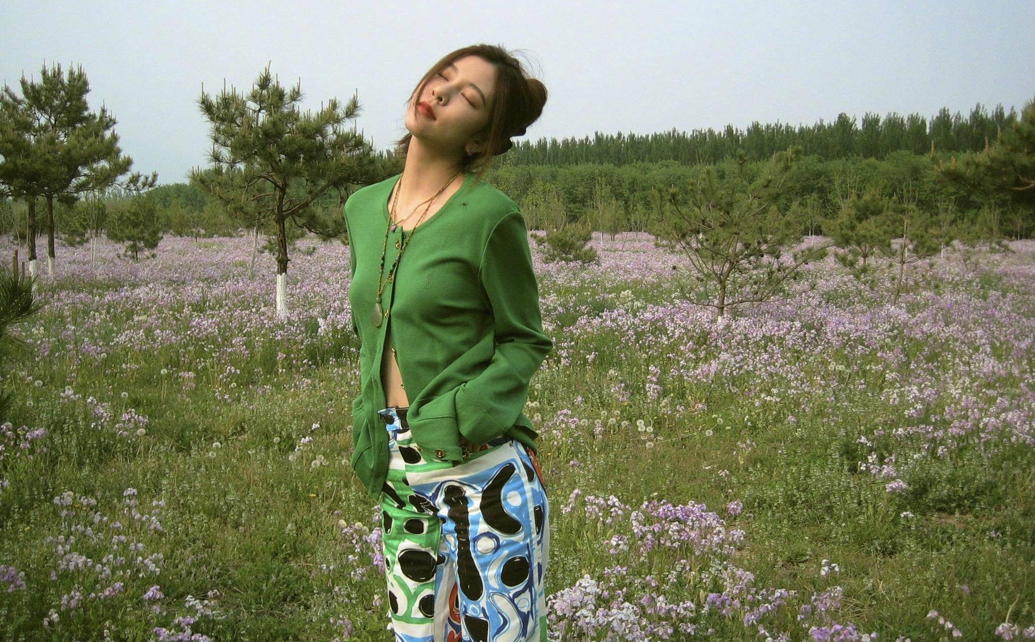 波浪|宋妍霏和妈妈同秀80年代复古风,黄色裙配大波浪,发带好有年代感