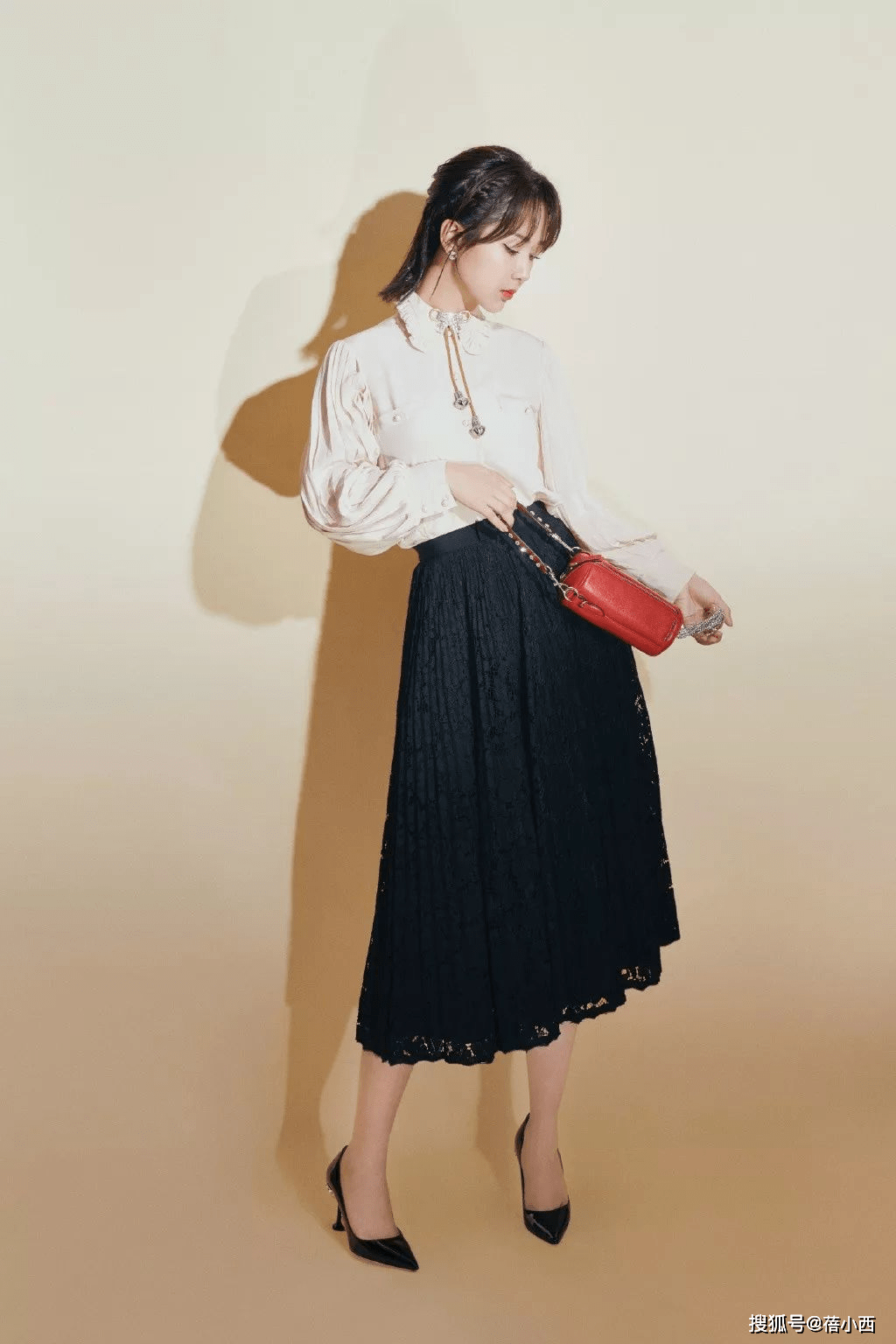 小洞|杨紫在国外看秀美出新高度，穿印花连衣裙领口开个小洞，气质惊艳