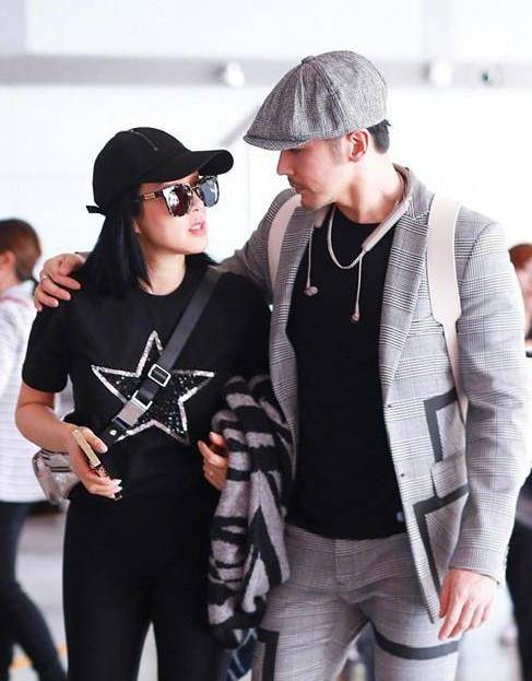 下半身|钟丽缇挽婆婆秀和谐,穿紧身裤曲线真美,婆婆虽发福却更显时髦