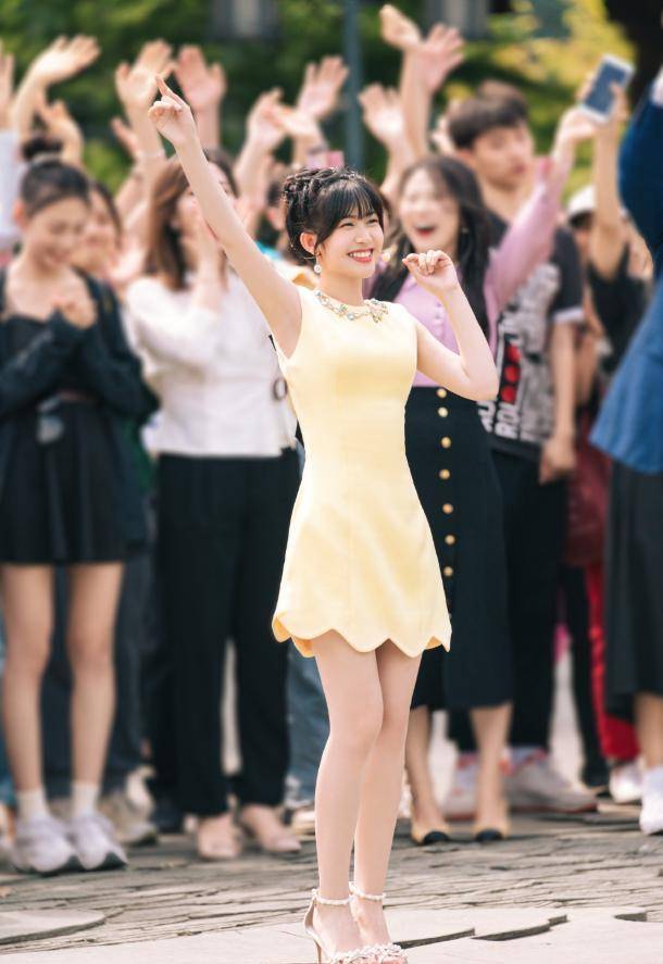 花瓣|赖美云新歌上线，穿“儿童裙”毫无违和感，夏日写真俏皮灵动