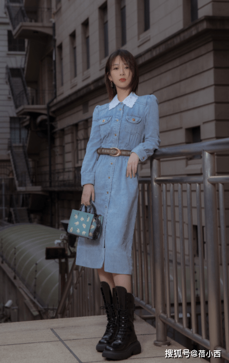 小洞|杨紫在国外看秀美出新高度，穿印花连衣裙领口开个小洞，气质惊艳