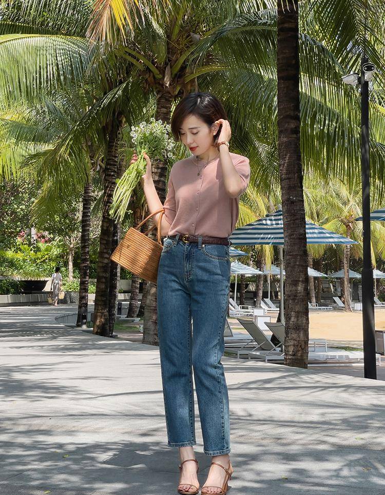 下装|建议中年女性，尽量少穿紧身裤！多穿这3种“下装”，优雅又时髦