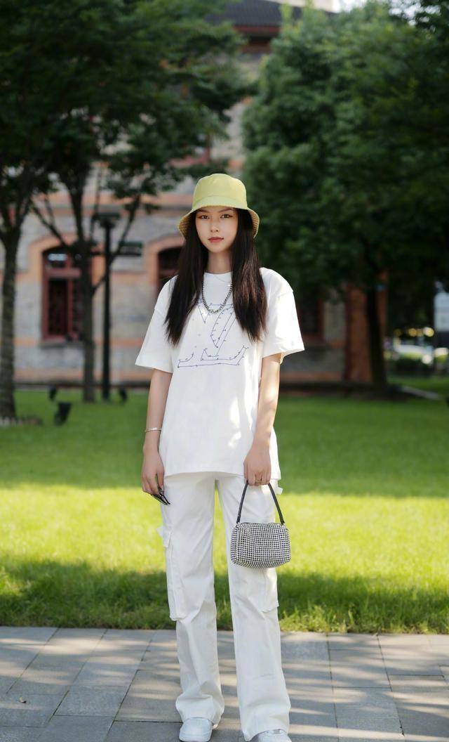 细节|白色紧身上衣搭配打底裤，搭配简单，注意细节更显气质