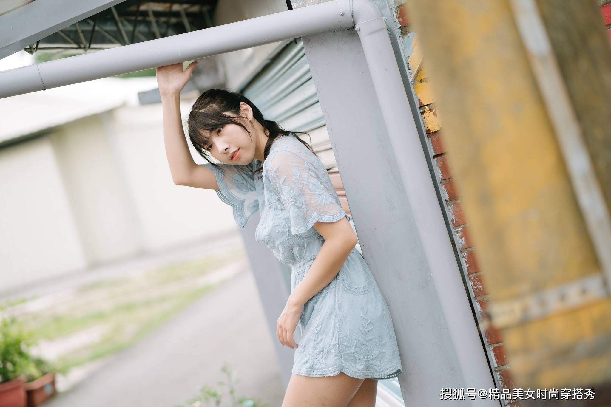 松紧|蓝灰色的蕾丝连体裤，露出精致的锁骨美，让你变得温柔起来