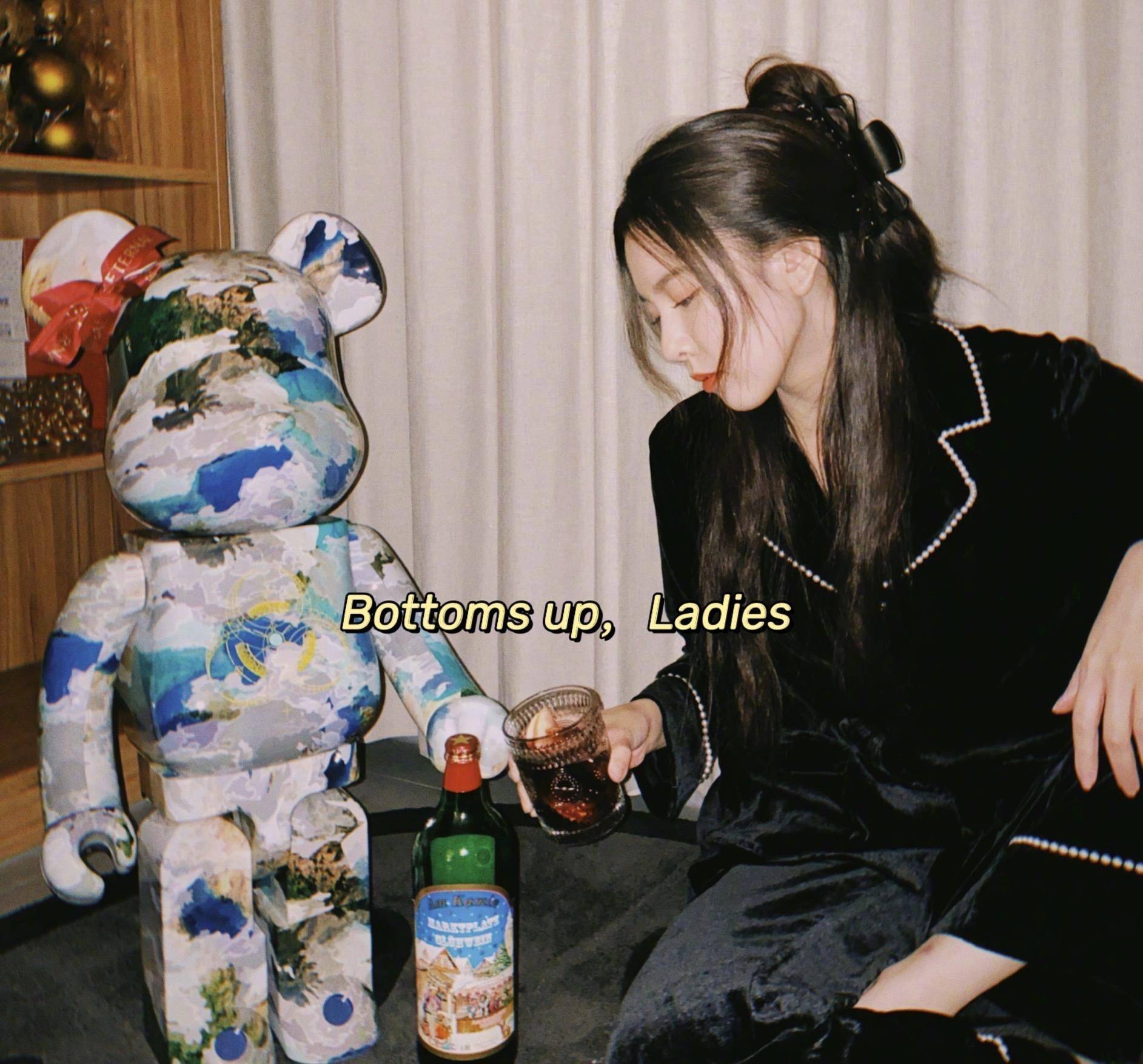 波浪|宋妍霏和妈妈同秀80年代复古风,黄色裙配大波浪,发带好有年代感