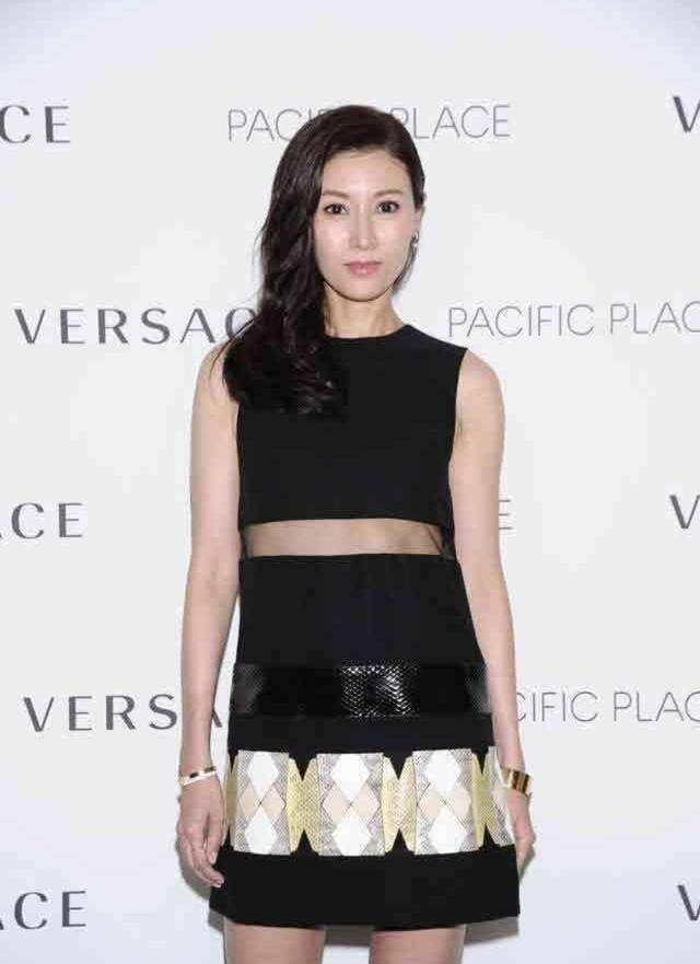 设计|50岁李嘉欣穿黑色连衣裙亮相，看不出还有平坦小腹，气质依旧完好