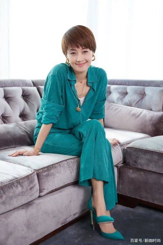 样式|马伊琍与Ella同穿绿色连体裤，一个知性大气，一个优雅微撩