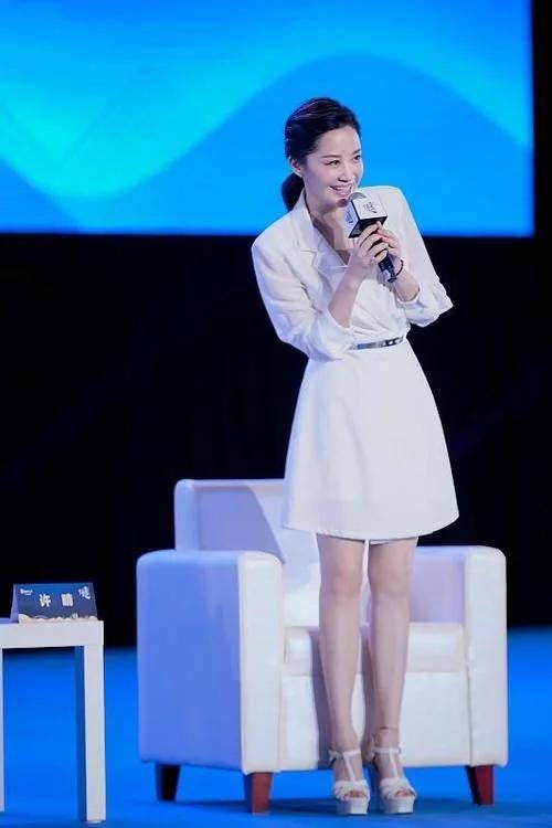 连体|优雅的女人永不衰老,50加的许晴身穿礼服,依旧优雅美丽