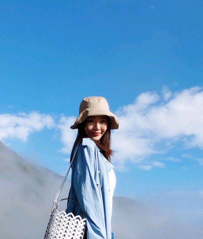 显得|邓家佳淡蓝色连衣裙穿搭,就算年过三十气质依旧优雅有气场