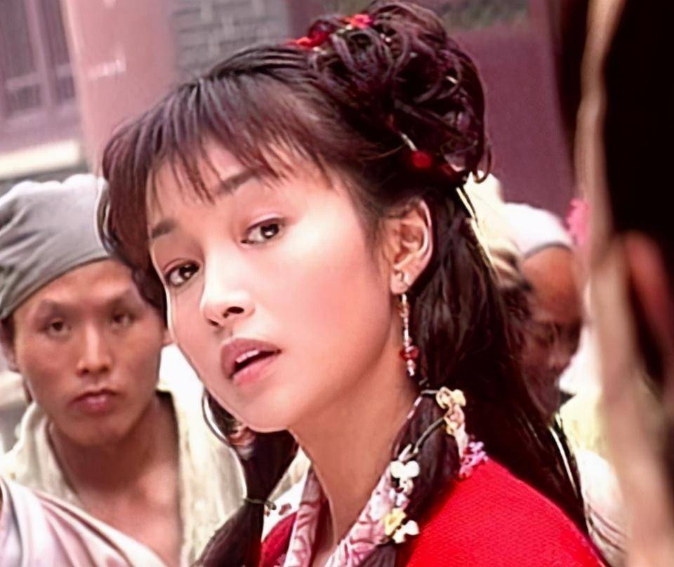 1999年,李绮红在《绝代双骄》中饰演"小辣椒"张菁,而她却在事业巅峰之