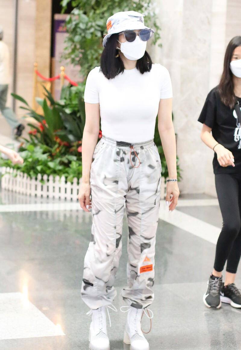 卫衣|钟丽缇真时髦，半截卫衣+紧身背心个性十足，这样穿很需要勇气