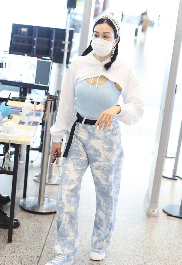 卫衣|钟丽缇真时髦，半截卫衣+紧身背心个性十足，这样穿很需要勇气