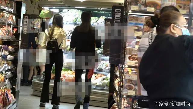 样式|任达华闺女不简单，连帽卫衣搭修身喇叭裤，一双大长腿太抢镜