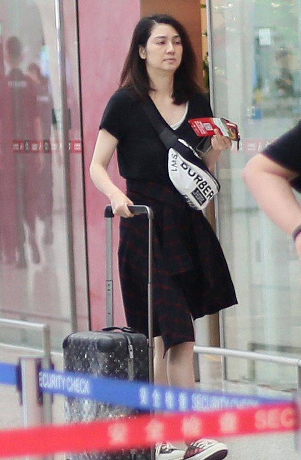 女孩子|洪欣私下里真挺接地气的，把外搭系腰间当裙子，看着还挺显嫩