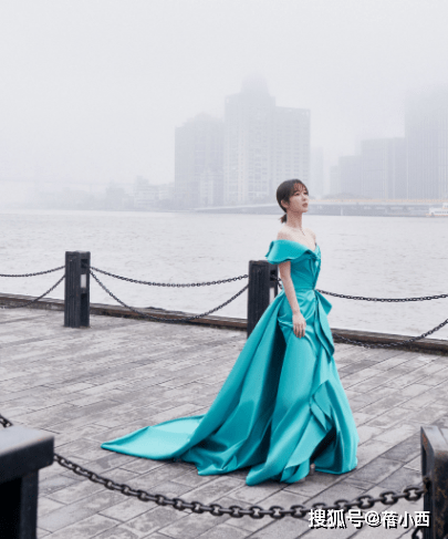 小洞|杨紫在国外看秀美出新高度，穿印花连衣裙领口开个小洞，气质惊艳