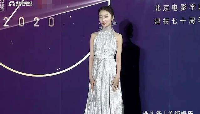 北电|北电校庆历代花旦同台比美！杨幂发际线瞩目，杨紫透明裙暴露腿粗