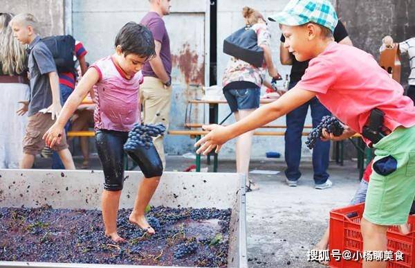 脚丫子|这种人人都喜欢的饮料,居然是用脚踩出来的,网友:一直喝洗脚水