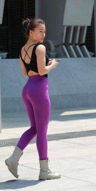 显得|白色紧身长袖搭配红色紧身打底裤，小女生俏皮的感觉，秀外惠中