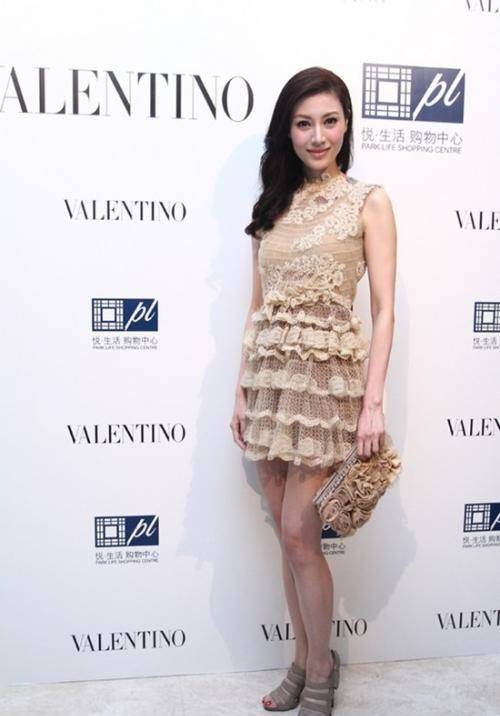 李嘉欣|李嘉欣穿衣失败！运动裤搭配粉色外套，再高级的衣服都拉low了