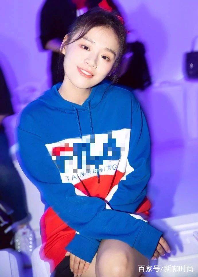 马思纯|马思纯瘦回来了！卫衣配短裤尽显青夏气息，这才是少女的正确打扮