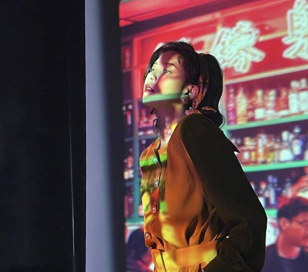 波浪|宋妍霏和妈妈同秀80年代复古风,黄色裙配大波浪,发带好有年代感