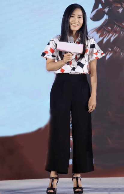 设计|张艺谋女儿才是真会穿，一身白色套装看似简单随意，却很有文艺范