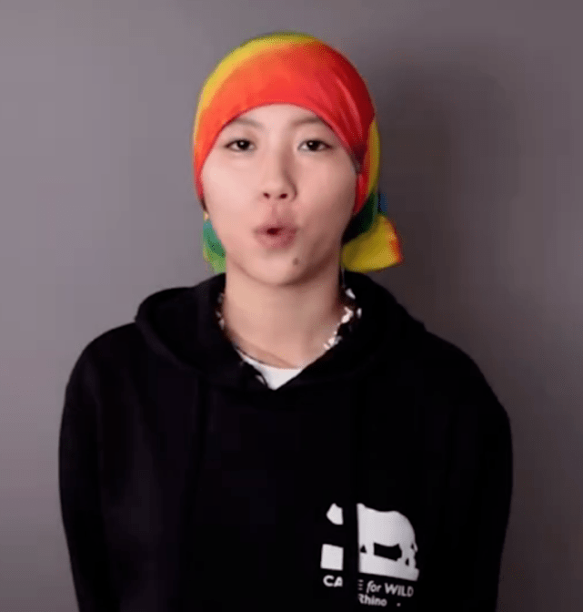 头巾|窦靖童素颜露面，绑“彩虹头巾”好少女，完美继承王菲好气质