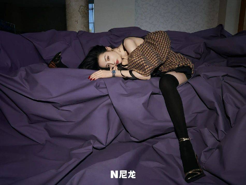 当红|迪丽热巴穿吊带裙秀肩颈线条!雪肤白嫩太性感撩人